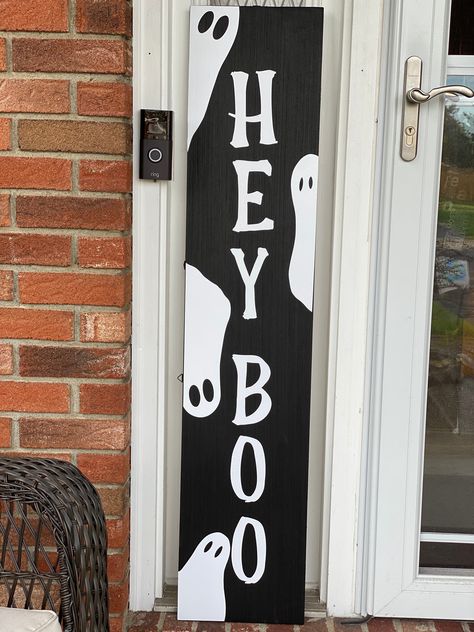 48" x 0.59" x 10" black sign with white letters and ghosts saying "Hey Boo!" Adds to your spooky decor. Ghost Porch Leaner, Halloween Craft Kits, Halloween Blocks, Halloween Porch Sign, Plank Art, Halloween Outside, Black Sign, Halloween Wood Crafts, Easy Halloween Decorations