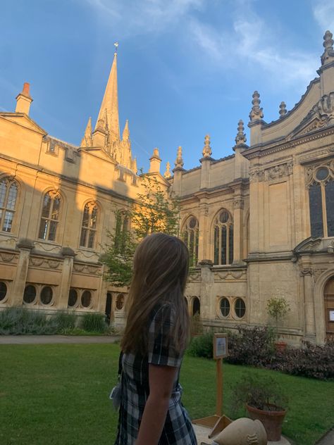 #oxford #brasenose #brasenosecollege #old #pretty #academic #aesthetic #university #uni #college #vasity #prettygirl #sunset #building #quad #grass #teenager #goals #summerschool #oxfordformal #formaldinner Oxbridge Student Aesthetic, Brasenose College Oxford, University Aesthetic Uk, Oxford Uni Aesthetic, Oxford Student Aesthetic, Ucas Application, Oxford University Aesthetic, Romanticising Study, Sunset Building