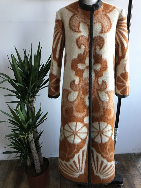 Coat From Blanket, Wool Blanket Upcycle, Blanket Coats, Recycled Blankets, Upcycling Clothing, Wool Blanket Coat, Duvet Coat, Recycled Outfits, Vintage Wool Blanket