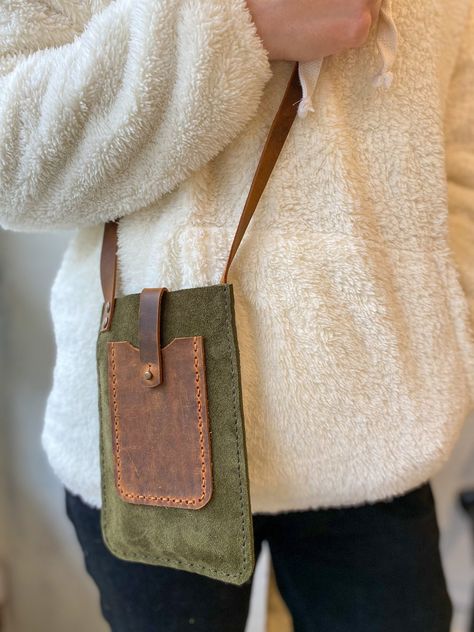 This Phone Cases item by RakkLeatherAtelier has 7 favorites from Etsy shoppers. Ships from Turkey. Listed on Apr 11, 2024 Leather Phone Bag, Diy En Cuir, Leather Bag Tutorial, Leather Phone Pouch, Green Phone Case, Leather Hip Bag, Upcycled Bag, Leather Bag Pattern, Canvas Leather Bag