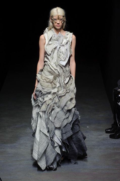 MOTH Yiqing Yin, Haute Couture Style, Fashion Week Inspiration, Couture 2014, Textures Fashion, Sculptural Fashion, Fashion 90s, 90's Fashion, Spring Couture