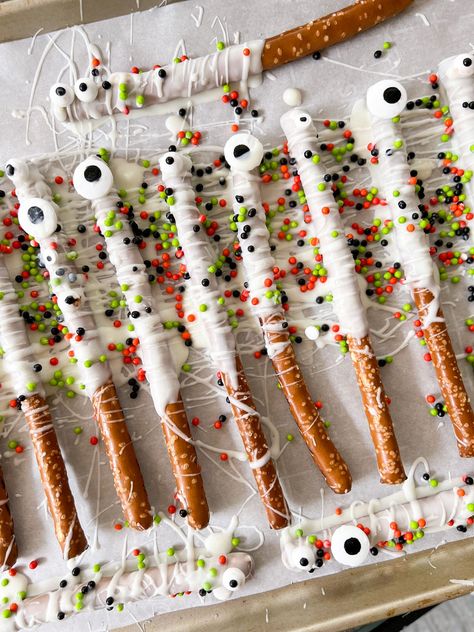 Halloween Mummy Pretzels, Halloween Pretzel Rods Chocolate Covered, White Chocolate Halloween Treats, Mummy Chocolate Covered Pretzels, White Chocolate Pretzel Ghosts, Pumpkin Butter Recipe, Cinnamon Roll Frosting, Halloween Treats To Make, School Halloween Party