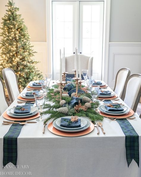 Southern Christmas Decor Traditional, Pantry Designs, Sanctuary Home Decor, Tablescapes Christmas, Copper Pumpkins, Sanctuary Home, Centerpiece Christmas, Tafel Decor, Christmas Dining Table