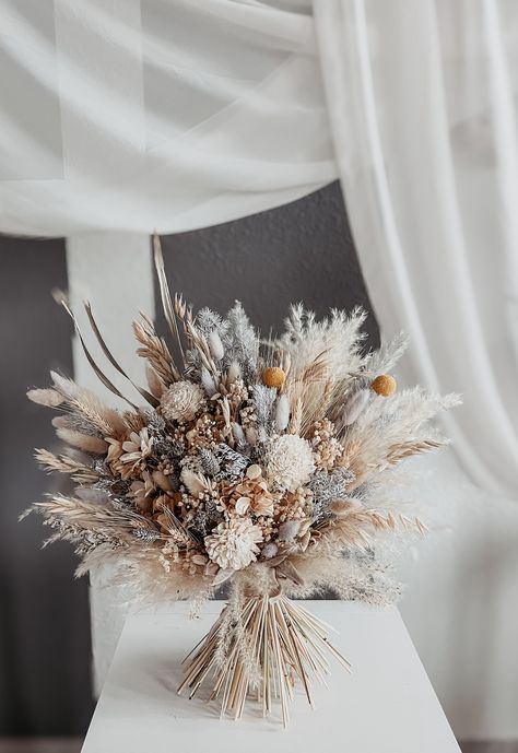 White Dried Flower Arrangements, White Dried Flower Bouquet, Wedding Bouquet Spring, Dried Flower Wedding Bouquet, Spring Bridal Bouquet, Wildflower Bouquets, Dried Flower Wedding, Wedding Parties Pictures, Bridal Bouquet Spring