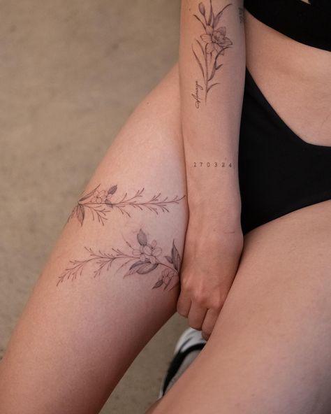 GUEST ARTIST @katie.tattooing 6-8 NOVEMBER Meet our stunning @katie.tattooing 🌸 If you’re dreaming of a delicate tattoo done with fine lines, she can bring your idea to life! Be sure to book your appointment! ✨ Womens Garter Tattoo, Tattoo Wrapping Around Thigh, Floral Garter Tattoo, Leg Tattoos Fine Line, Wraparound Leg Tattoo, Wrap Around Hip Tattoo, Side Of Calf Tattoos For Women, Fineline Leg Tattoo, Vine Tattoo Thigh