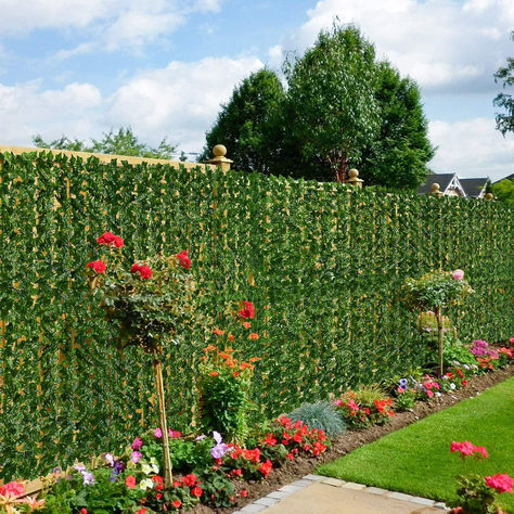 An artifical ivy privacy fence for the win. Ivy Privacy Fence, Vine Fence, Wall Screen, Vine Decoration, Privacy Fence Screen, Balkon Decor, Artificial Hedges, Fence Wall, Leaf Decoration