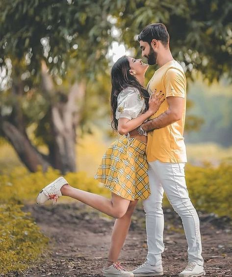 𝐂𝐨𝐮𝐩𝐥𝐞 𝐃𝐩𝐬 on Instagram: “🙈 #couplesgoals @couple_dps . . . . . . . . . . . . Tags:- #coupledps #love #couple #cute #couples #doha #dohalife #qatar #couplesgoals…” Wedding Shoot Ideas, Pre Wedding Photoshoot Props, Pre Wedding Photoshoot Outfit, Romantic Couple Poses, Engagement Photography Poses, Wedding Photoshoot Props, Pre Wedding Shoot Ideas, Pre Wedding Photoshoot Outdoor, Bride Photography Poses