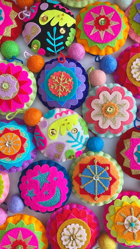 Felt colourful baubles Hand Sewn Felt Projects, Felt Garland Diy, Felt Baubles, Science Experience, Felt Shapes, Colourful Christmas, Honey Diy, Mexican Christmas, Felt Crafts Diy