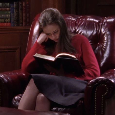 gilmore girls rory gilmore reading a book Photography Book, Rory Gilmore, Gilmore Girls, A Book, Hogwarts, We Heart It, Lost, Reading, Books