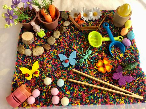 Garden Sensory Bin, Spring Sensory Bin, Summer Daycare, Garden Sensory, Easter Sensory, Spring Sensory, Easter Activities For Preschool, Montessori Crafts, Preschool Sensory