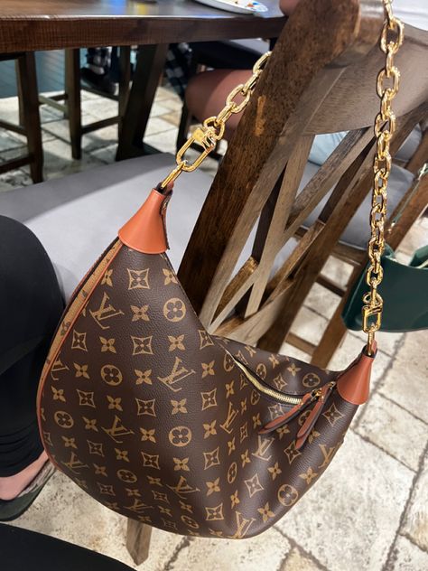 Louis Vuitton Bag Outfit Casual, Hobo Bag Outfit, Brand Goals, Expensive Style, Louis Vuitton Hobo Bag, Louis Vuttion, Bags Wishlist, Louis Vuitton Bag Outfit, Louis Vuitton Hobo