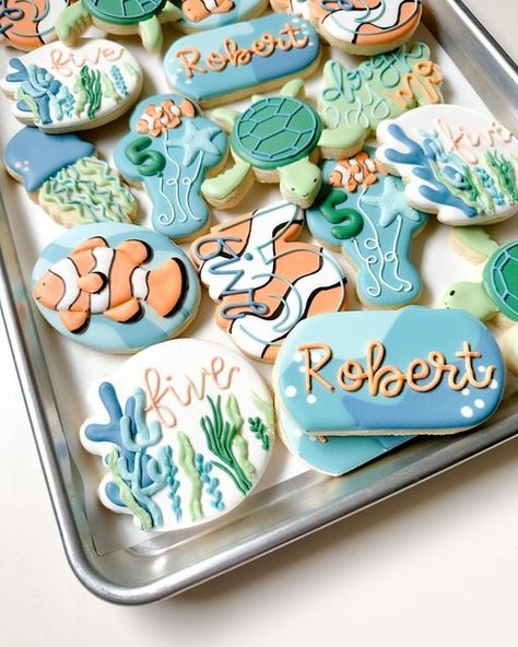 Finding Nemo Cookies, Fish Themed Cookies, Nemo Cookies, Finding Nemo Birthday Cookies, Fish Cookies Decorated, Aquarium Cookies, Aquarium Birthday Party, Clown Fish Cookies Decorated, Instagram Birthday Party