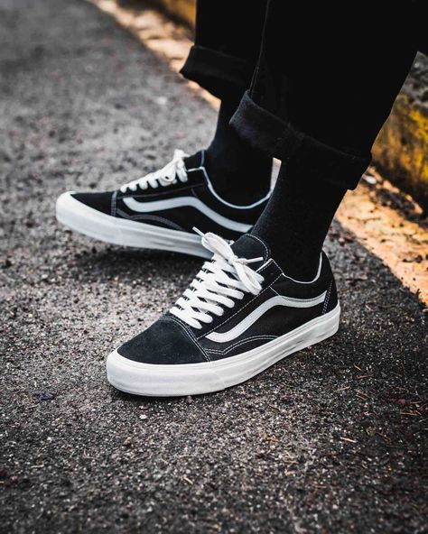 Check out these colorways of the Vans UA OG Old Skool LX (85€) in a sizerun for both women & men (EU 36-46). Available instore and online.… Vans Shoes Old Skool, Cute Shoes Boots, Vans Aesthetic, Sneaker Closet, Vans Old School, Sneaker Outfits, Sneaker Trend, Chica Cool, Vans Outfit