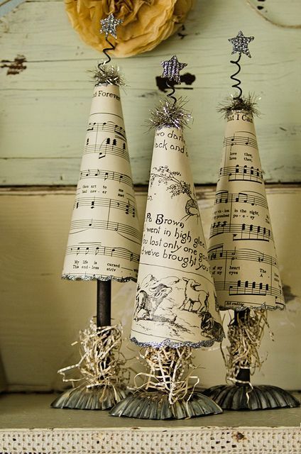 Christmas Trees made from old book papers, vintage tart tins and glitter Natal Country, Tart Tins, Sheet Music Crafts, Hantverk Diy, Music Crafts, Trees Christmas, Vintage Diy, Noel Christmas, Tree Crafts