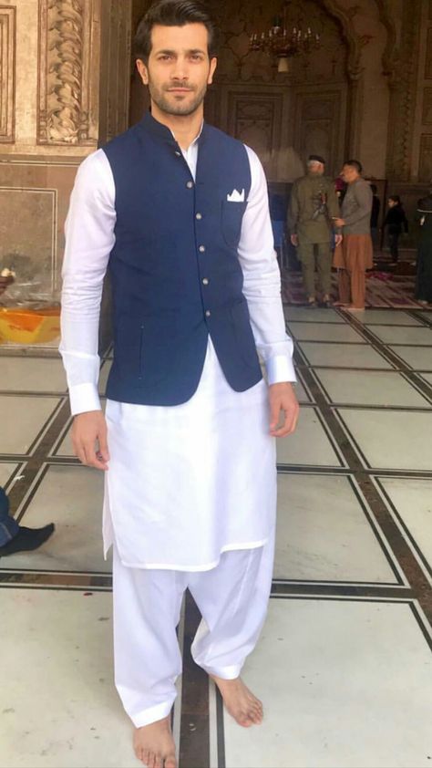 Fancy Kurta For Men, Indian Wedding Clothes For Men, Waistcoat Designs, Sherwani For Men Wedding, Kurta Pajama Men, Groom Dress Men, Fashion Models Men, Blazer Outfits Men, Sherwani For Men