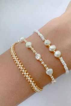 Bracelets With Pearls, Pearls Jewelry Diy, Handmade Beaded Bracelets, Pearl Bracelets, Beaded Necklace Diy, Diy Bracelet Designs, Beads Bracelet Design, Handmade Jewelry Tutorials, Jewelry Accessories Ideas