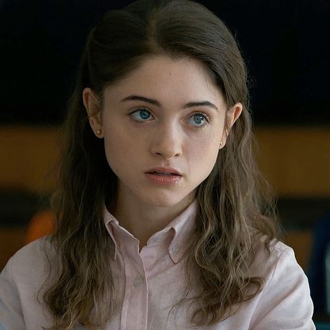 Stranger Things Season 1, Nancy Wheeler Stranger Things, Stranger Things Icon, 11 Stranger Things, Vogue Photoshoot, Natalia Dyer, Nancy Wheeler, Stranger Things Girl, Stranger Things Steve