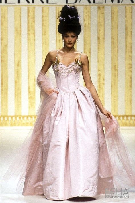 Gilded Glamour, Runway Gowns, 90s Runway Fashion, Runway Fashion Couture, 90s Runway, Carla Bruni, The Met Gala, Vintage Runway, Runway Dresses