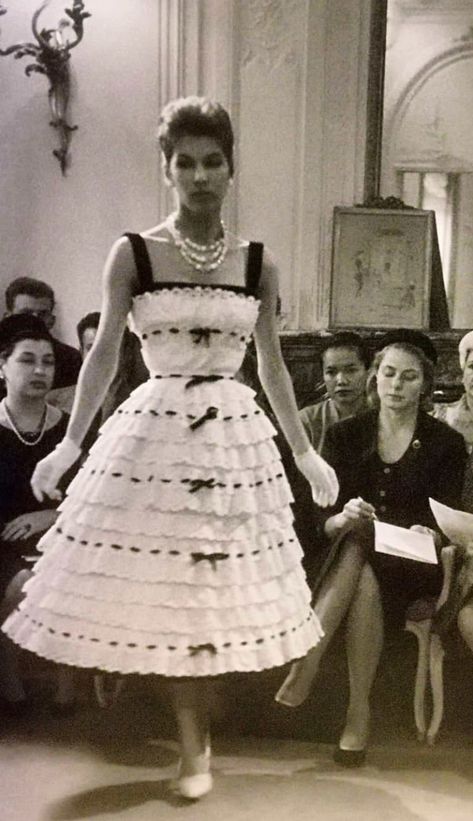 90s Runway Fashion Chanel, Dior White Dress, Vintage Dior Dress, Catwalk Dress, Dresses 50s, Dior Fashion Show, Coco Chanel Fashion, 90s Runway Fashion, Dior Dress