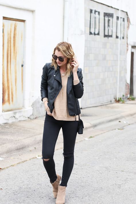 Beige sweater, moto jacket, black skinny jeans, suede taupe booties Nude Booties Outfit, Taupe Boots Outfit, Winter Outfit Aesthetic, Beige Ankle Boots, Outfit Ideas Winter, Outfit Botas, Nude Boots, Nude Outfits, Fashion Diary