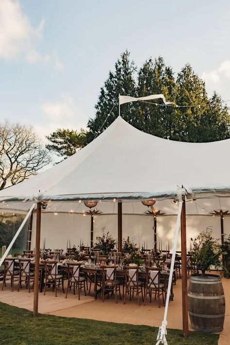 Marquee Wedding Inspiration, Candlelit Wedding, Rustic Garden Wedding, Wedding Marquee, Field Wedding, Place Wedding, Modern Cakes, Garden Venue, French Rustic