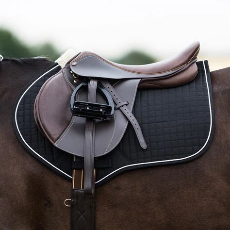 Luxury Horse Stables, Canterwood Crest, English Horse Tack, Horse Farm Ideas, Bareback Riding, Equestrian Tack, Pony Saddle, Horses Tack, Horse Saddle Pads