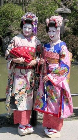 Group Geisha Costumes  http://peachesandcream.hubpages.com/hub/geishahalloweencostumes White Yukata, Furisode Kimono, Embroidery Kimono, Memoirs Of A Geisha, Traditional Kimono, Japanese Geisha, Beautiful Kimonos, Japanese Embroidery, We Are The World