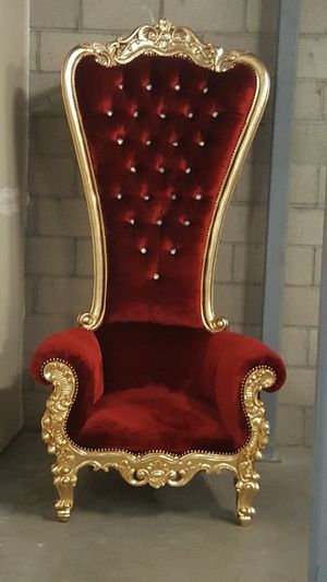 Kings Chair Royals, Hollywood Red Carpet Theme, Santa Chair, Red And Gold Quince, Red Quinceanera Ideas, Quince Decor, Queen Chair, Quince Themes, Royal Chair