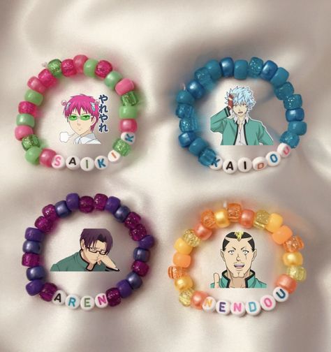 Diy Anime Jewelry, Anime Bracelets Ideas, Saiki K Bracelet, Kandi Bracelets Anime, Jjk Bracelet, Anime Bracelet Ideas, Anime Bead Bracelet, Saikik Anime, Bead Bracelets Ideas