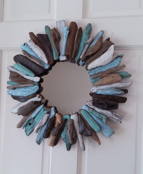 Painted Driftwood Wreath, Things To Make With Driftwood, Drift Wood Ideas Diy Projects, Driftwood Crafts Wall Hangings, Beach Crafts Diy, Driftwood Wreath, Driftwood Diy, Painted Driftwood, Driftwood Art Diy