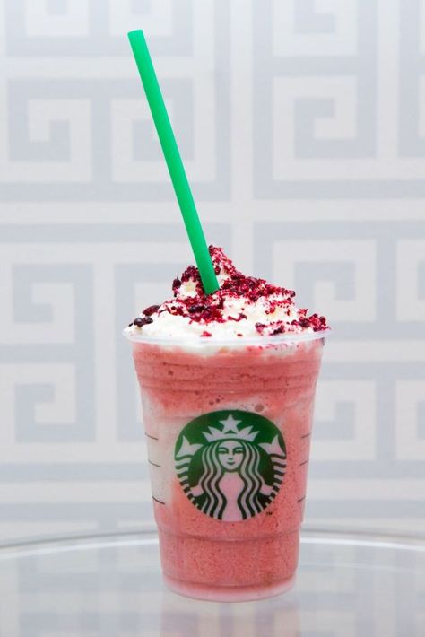 Valentine Frappuccino: This is a Strawberries and Creme Frappuccino with raspberry syrup, vanilla bean in the middle, topped with blackberries. Starbucks Valentines Drinks, Drinks Valentines Day, Frappuccino Flavors, Cotton Candy Frappuccino, Resep Starbuck, Valentine Drinks, Drinks Starbucks, Passion Tea, Secret Starbucks Drinks