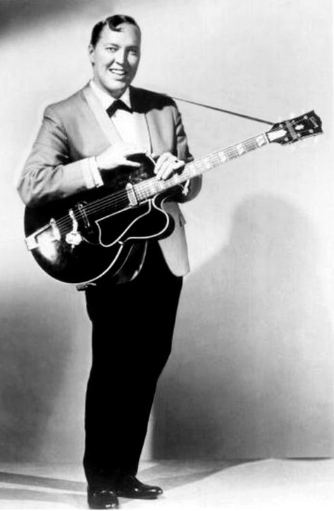 Bill Haley...click then click again for LGE pic Rock And Roll Hall Of Fame Cleveland, Bill Haley, Eric Clapton Rock And Roll Circus, 50s Vintage, Music Legends, Vintage Images, Rock And Roll, Good Things, Music