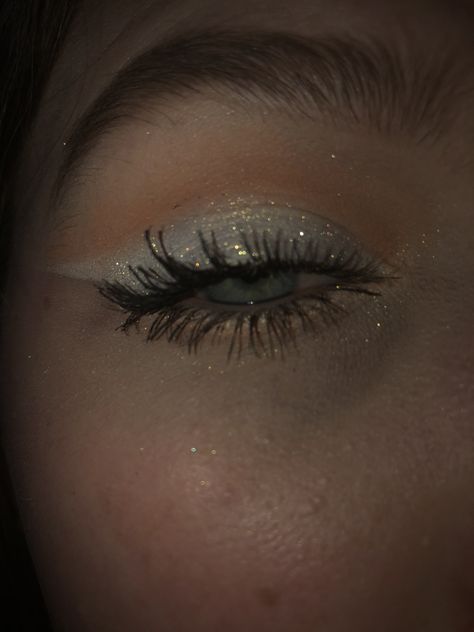 Winter Formal Eye Makeup, Sparkly New Years Makeup, White Silver Makeup Looks, White Euphoria Makeup, White Glitter Eyes, New Year Eyeshadow, Makeup For Clubbing, White And Silver Makeup Looks, Makeup For Winter Formal