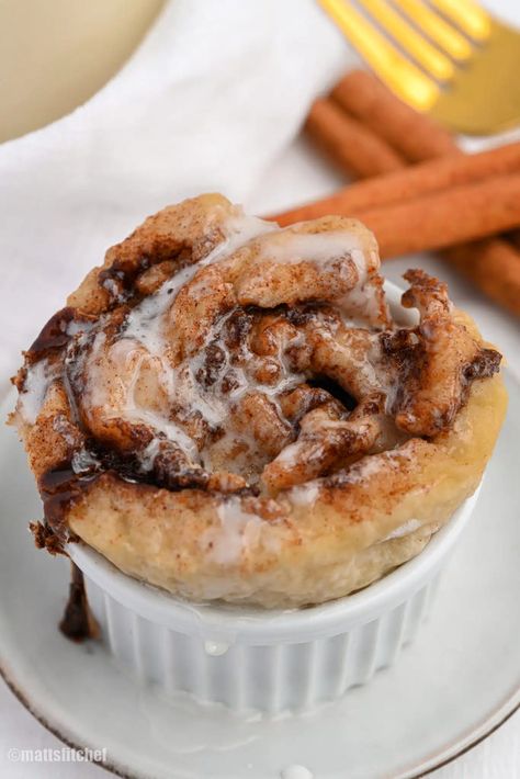 Healthy Single Serve Cinnamon Roll Healthy Cinnamon Roll Icing, Healthy Dessert For One, Healthy Single Serve Desserts, Single Serve Cinnamon Roll, Mug Cinnamon Roll, Protein Cinnamon Rolls, Single Serve Breakfast, Dessert For One, Quick Cinnamon Rolls