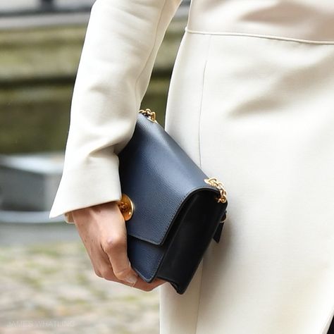 Meghan Markle carrying the Mulberry Darley bag Mulberry Darley Bag, Mulberry Darley, Meghan Markle Dress, Commonwealth Day, Amanda Wakeley, Online Survey, Meghan Markle Style, Brand Reputation, Fashion Goals