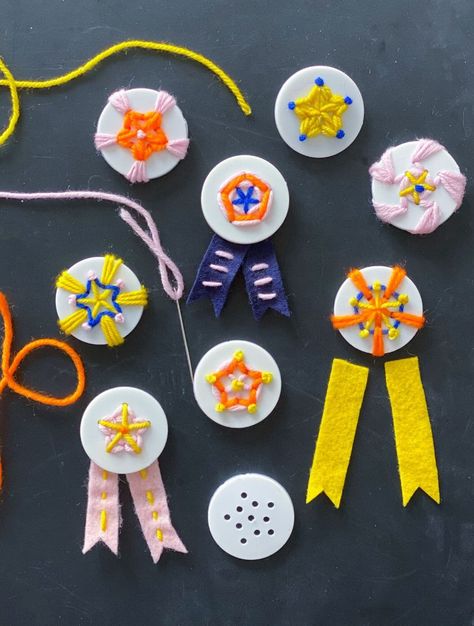 How to Make an Easy Award Ribbon Craft for Kids Starter Embroidery, Crafts For School, Award Ribbons, Award Ribbon, Ribbon Craft, Kawaii Harajuku, Craft Classes, Book Drawing, Kids Diy