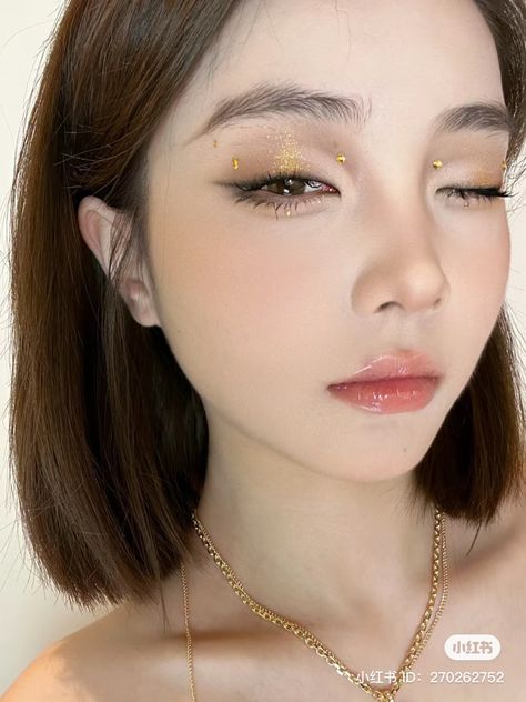 Fall Douyin Makeup, Enhypen Makeup Inspired, Douyin Wedding Makeup, Model Make Up, Earth Tone Makeup, Christmas Makeup Art, Christmas Makeup Looks Simple, Creative Christmas Makeup, Eyeliner Creative