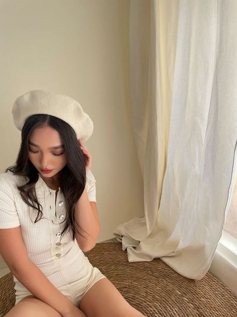 Beige Beret Outfit, Beret Outfit Summer, White Beret Outfit, Berrets Outfits, Beret Hairstyles, Korean Beret, Beret Aesthetic, Beige Beret, Satin Turban