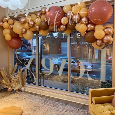 Grande Opening Ideas, Office Opening Party Decoration, Window Balloon Decoration, Store Grand Opening Decor Ideas, Medical Spa Grand Opening Ideas, Grand Opening Ideas Business Decorations Boutique, Store Opening Balloon Decor, Grand Opening Ideas Business Decorations Salon, Beauty Salon Opening Party Ideas