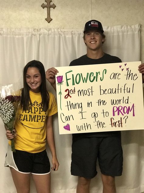 Promposal with Flowers Gf Proposal Ideas, Creative Prom Proposal Ideas, Cute Hoco Proposals, Girlfriend Proposal, Homecoming Poster Ideas, Cute Proposal Ideas, Cute Promposals, Homecoming Signs, Prom Posters