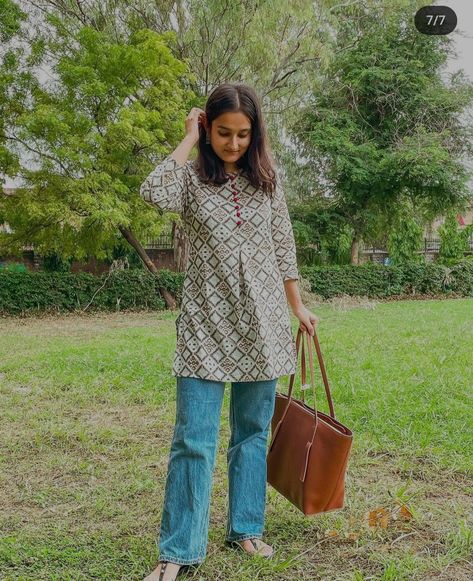 Causal Outfits For Women Indian, Kurta For College, Jeans With Kurta Style, Desi Fashion Casual Jeans, Casual College Outfits Indian, College Outfits Indian, Short Kurti Designs, Kurti With Jeans, Desi Fits