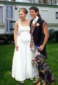 Ugly Wedding Dress, Wedding Fail, Pregnant Bride, 50's Fashion, Awkward Photos, Awkward Family Photos, Trailer Park, Photo Couple, Big Wedding