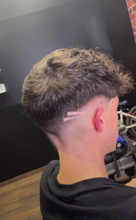 Mid Fade With Long Hair On Top, Mid Fade Fluffy Hair, High Fade Long Top, Low Mid Fade Haircut Men, Skinfade Haircut Men, Skin Fade Design, Mid Fade Mullet, Mid Fade Designs, Mid Fade With Design