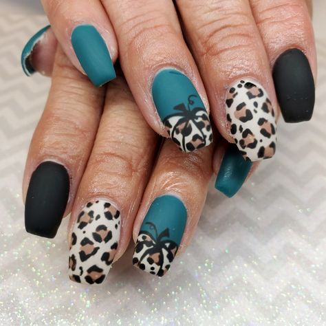 Leopard Print Pumpkin Nails, Fall Leopard Pumpkin Nails, Fall Nails Blue Grey, Cheetah Print Pumpkin Nails, Pumpkin Cheetah Nails, Turkey Acrylic Nails, Teal Leopard Nails, Jacksonville Jaguars Nails, Fall Fun Nails