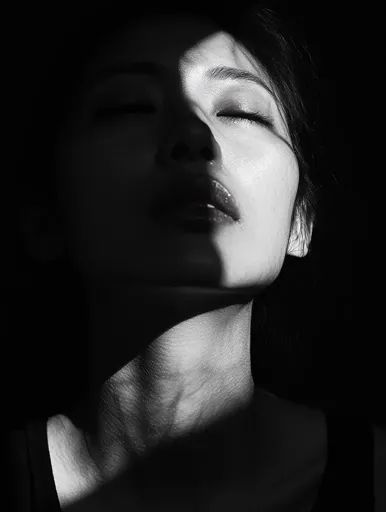 ↑↑↑ Larger size on website 🔸 A black and white portrait of a woman's face, bathed in light from above. Her eyes are closed, and a Face Highlighting, Low Key Portraits, Intimate Portrait, Black And White Portrait, Hair Dark, White Portrait, Black And White Portraits, Chiaroscuro, Her Eyes