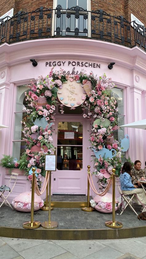 Floral Cafe, Pink Cafe, Clothing Store Interior, Parisian Cafe, Boutique Decor, Floral Arrangements Diy, French Cafe, Paris Cafe, Spa Room