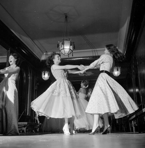 1950s Prom, Vintage Lesbian, Harry Clarke, Stevie Wonder, Dance Art, Pose Reference Photo, Art Poses, Girls In Love, Vintage Photography