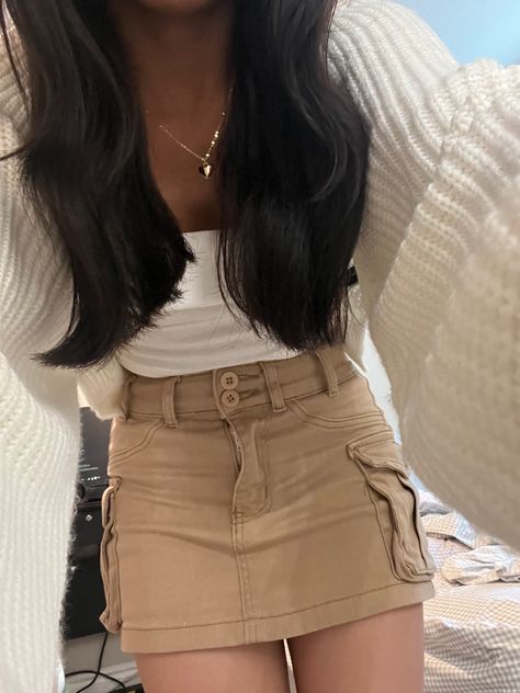 Brown Jean Skirt Outfits, Cute Cargo Skirt Outfit, Cream Cargo Skirt Outfit, Khaki Skirt Outfit Ideas, Beige Skirt Outfit Ideas, Light Brown Skirt Outfit, Khaki Mini Cargo Skirt For Summer, Khaki Outfit Women, Khaki Mini Skirt Outfit