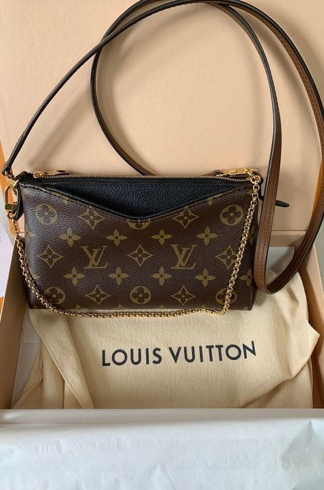 Designer Handbags Chanel, Louis Vuitton Pallas Clutch, Luxury Wishlist, Melie Louis Vuitton, Clutch Outfit, Lv Crossbody Bag, Louis Vuitton Bag Outfit, Vuitton Outfit, Luxury Things