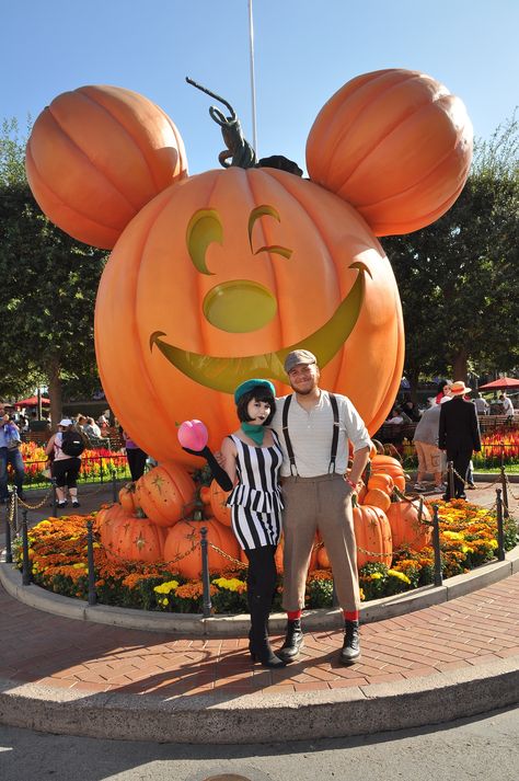 James and the Giant Peach Miss Spider and Mr Centipede Halloween Costumes cosplay Disneyland Churros, James And The Giant Peach Costume, Cheshire Cat Pumpkin, Miss Spider, James And Giant Peach, James And The Giant Peach, Peach Costume, Spider Costume, Pumpkin Festival